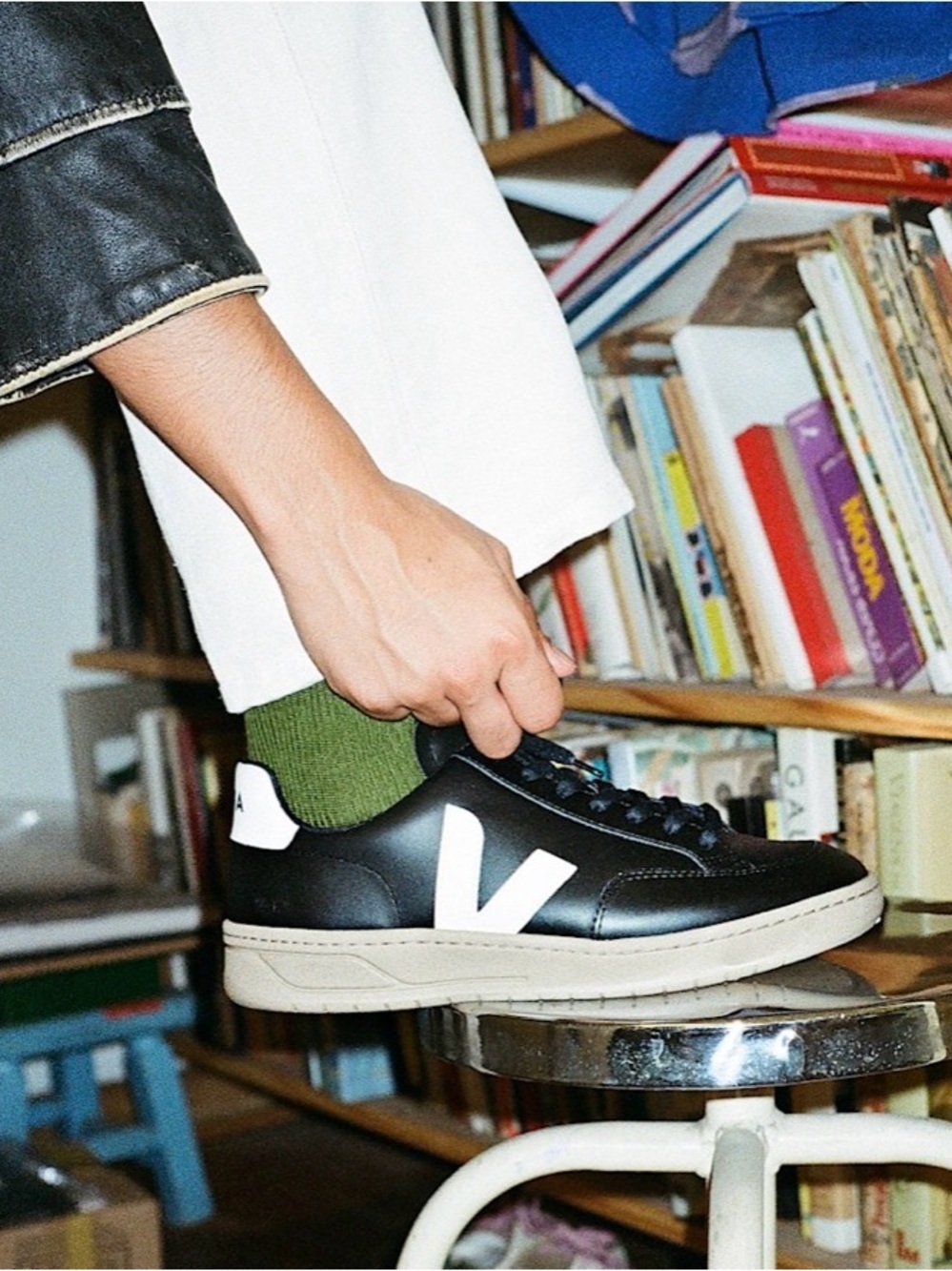 Veja V-12 Leather Black White Dune Size W8 / M6 / EU39